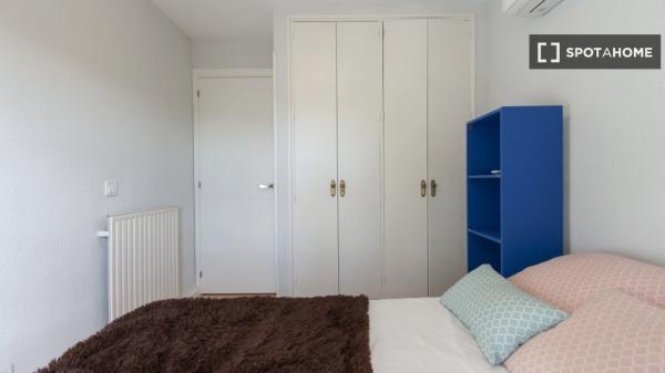 Se alquila piso de 3 habitaciones en Palomeras Sureste, Madrid.
