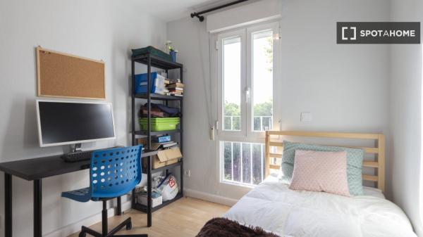 Se alquila piso de 3 habitaciones en Palomeras Sureste, Madrid.