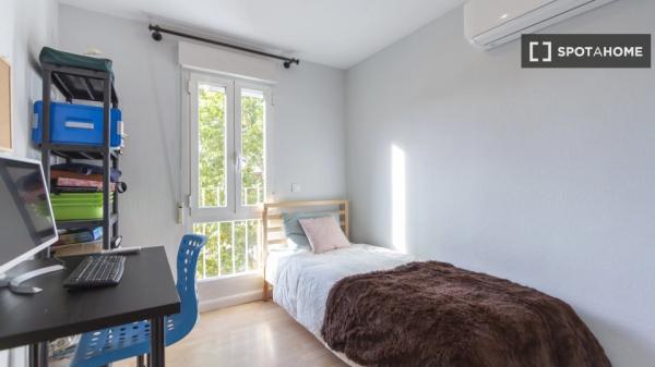 Se alquila piso de 3 habitaciones en Palomeras Sureste, Madrid.