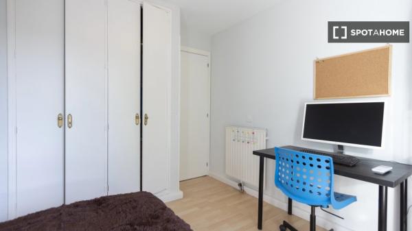 Se alquila piso de 3 habitaciones en Palomeras Sureste, Madrid.