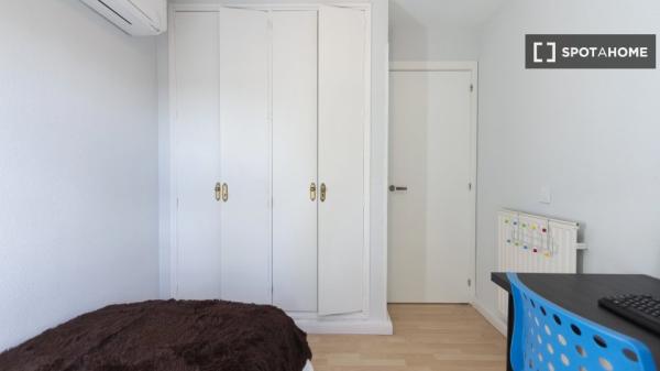 Se alquila piso de 3 habitaciones en Palomeras Sureste, Madrid.