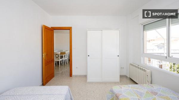 Piso de 4 habitaciones en alquiler en Atarfe, Granada