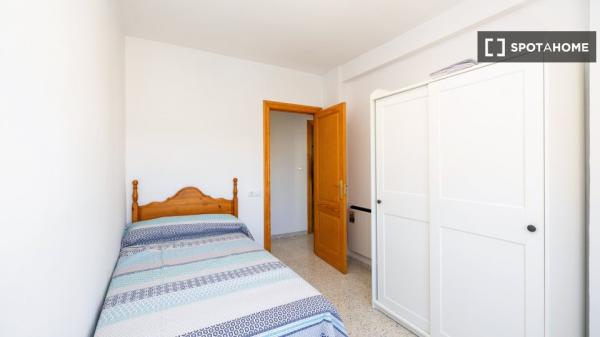 Piso de 4 habitaciones en alquiler en Atarfe, Granada