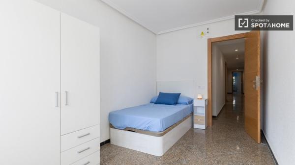 Zimmer in einer 5-Zimmer-WG in Mont-Olivet zu vermieten