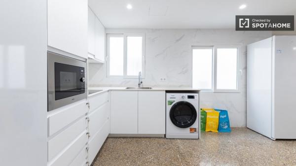 Zimmer in einer 5-Zimmer-WG in Mont-Olivet zu vermieten