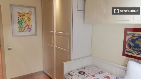 Se alquila habitación en apartamento de 3 dormitorios en Barcelona