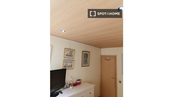 Se alquila habitación en apartamento de 3 dormitorios en Barcelona