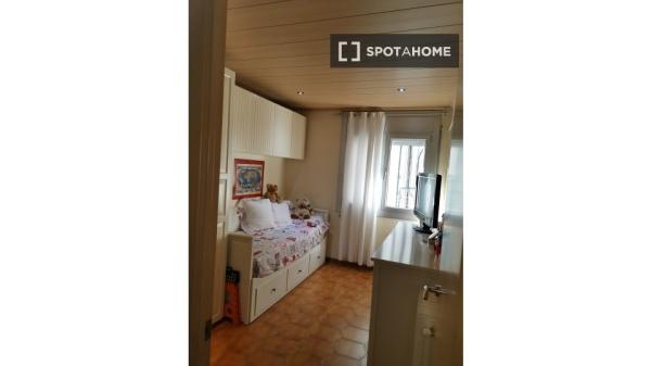 Se alquila habitación en apartamento de 3 dormitorios en Barcelona