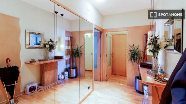 Se alquila habitación en apartamento de 3 dormitorios en Barcelona