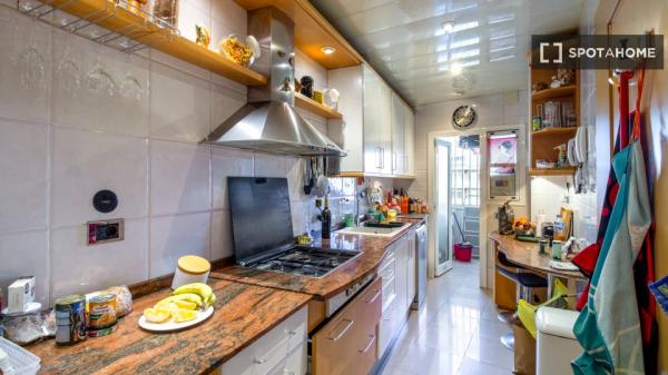 Se alquila habitación en apartamento de 3 dormitorios en Barcelona