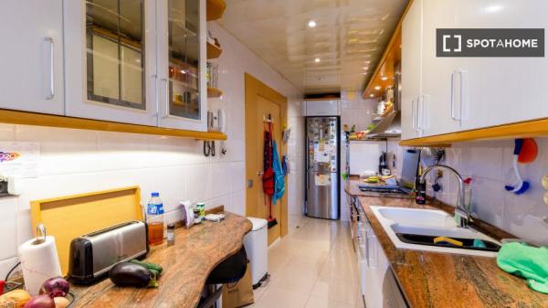 Se alquila habitación en apartamento de 3 dormitorios en Barcelona