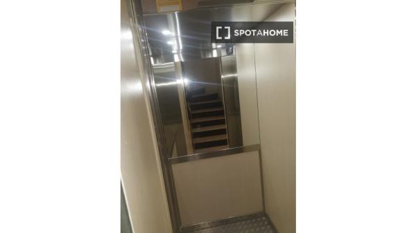 Se alquila habitación en apartamento de 3 dormitorios en Barcelona