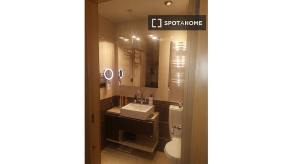 Se alquila habitación en apartamento de 3 dormitorios en Barcelona