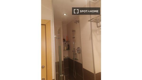 Se alquila habitación en apartamento de 3 dormitorios en Barcelona