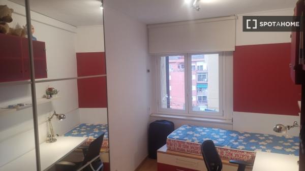 Se alquila habitación en apartamento de 3 dormitorios en Barcelona