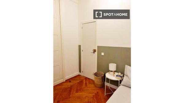 Habitación compartida de 6 habitaciones en alquiler en Fuente del Berro