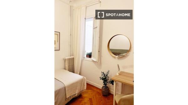 Habitación compartida de 6 habitaciones en alquiler en Fuente del Berro