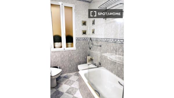 Habitación compartida de 6 habitaciones en alquiler en Fuente del Berro