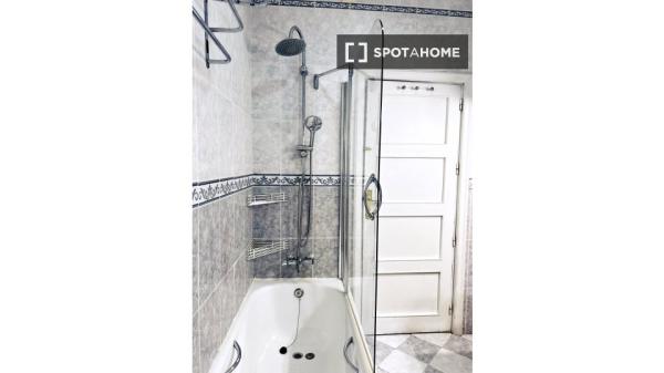 Habitación compartida de 6 habitaciones en alquiler en Fuente del Berro