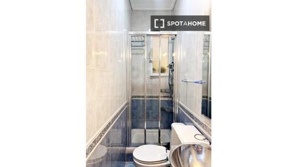 Habitación compartida de 6 habitaciones en alquiler en Fuente del Berro