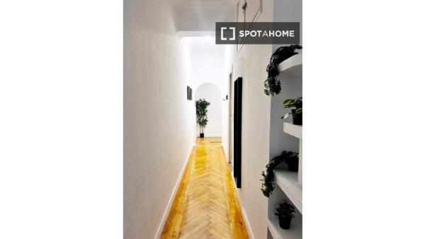 Habitación compartida de 6 habitaciones en alquiler en Fuente del Berro