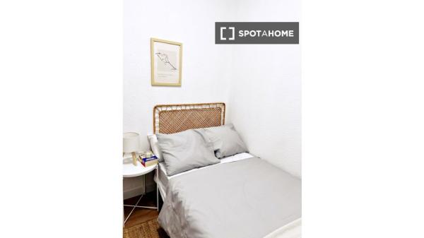 Habitación compartida de 6 habitaciones en alquiler en Fuente del Berro