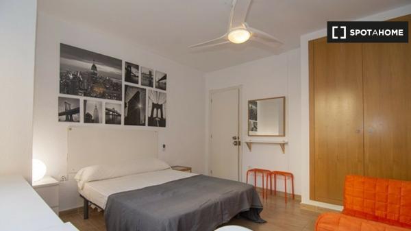 Dobry pokój w 3-pokojowym apartamencie El Pla del Real, Valencia