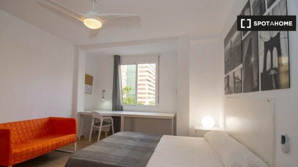 Dobry pokój w 3-pokojowym apartamencie El Pla del Real, Valencia