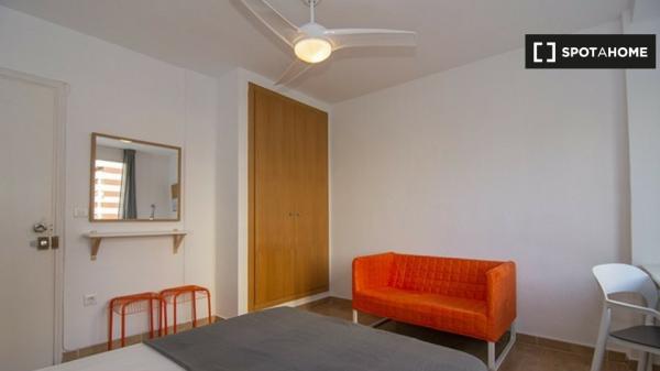 Dobry pokój w 3-pokojowym apartamencie El Pla del Real, Valencia