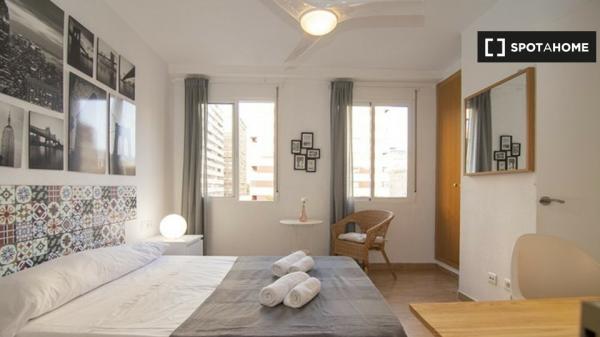 Dobry pokój w 3-pokojowym apartamencie El Pla del Real, Valencia