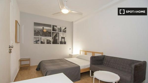 Dobry pokój w 3-pokojowym apartamencie El Pla del Real, Valencia