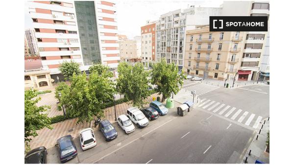 Dobry pokój w 3-pokojowym apartamencie El Pla del Real, Valencia