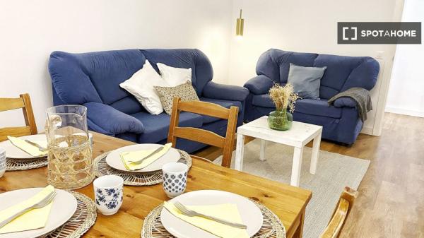 Pokój w mieszkaniu dzielonym z czterema sypialniami do wynajęcia w Aluche.