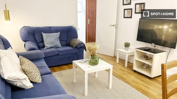 Pokój w mieszkaniu dzielonym z czterema sypialniami do wynajęcia w Aluche.