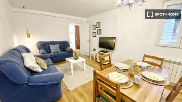 Pokój w mieszkaniu dzielonym z czterema sypialniami do wynajęcia w Aluche.