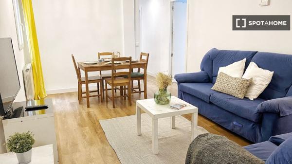 Pokój w mieszkaniu dzielonym z czterema sypialniami do wynajęcia w Aluche.