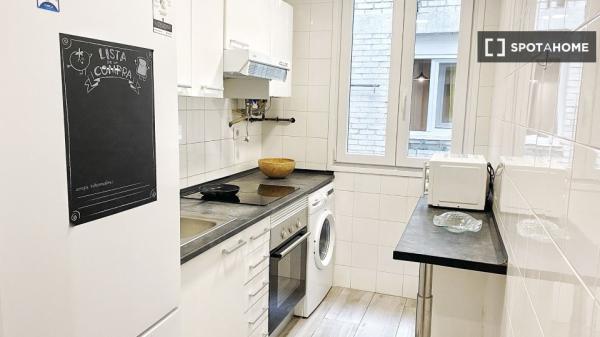 Pokój w mieszkaniu dzielonym z czterema sypialniami do wynajęcia w Aluche.