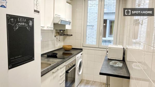 Pokój w mieszkaniu dzielonym z czterema sypialniami do wynajęcia w Aluche.