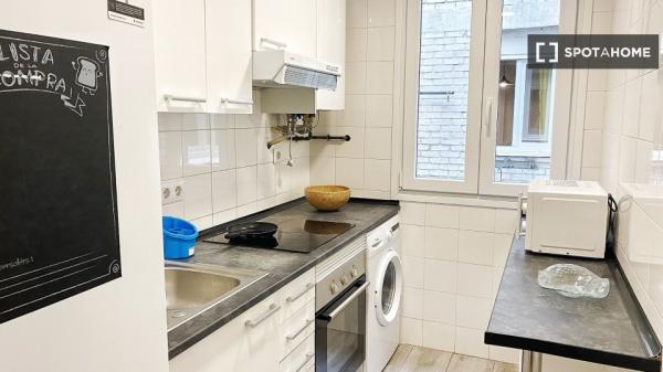 Pokój w mieszkaniu dzielonym z czterema sypialniami do wynajęcia w Aluche.