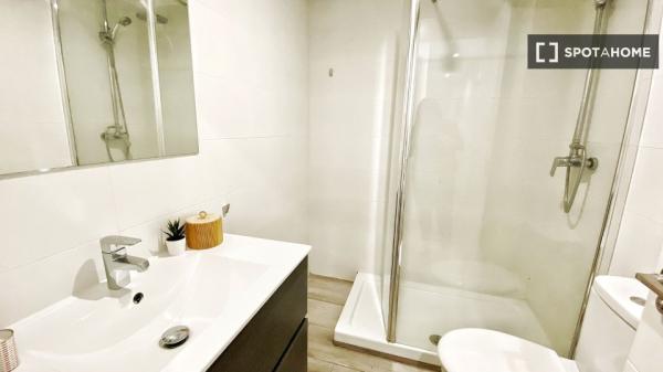 Pokój w mieszkaniu dzielonym z czterema sypialniami do wynajęcia w Aluche.