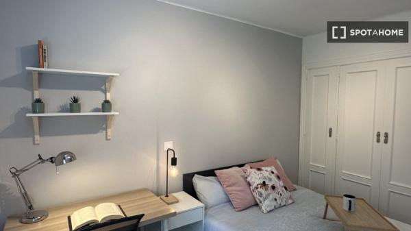 Habitación en piso compartido de 4 habitaciones en alquiler en Aluche, Madrid