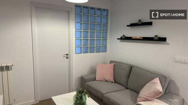 Habitación en piso compartido de 4 habitaciones en alquiler en Aluche, Madrid