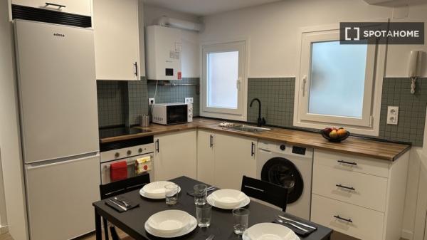 Habitación en piso compartido de 4 habitaciones en alquiler en Aluche, Madrid