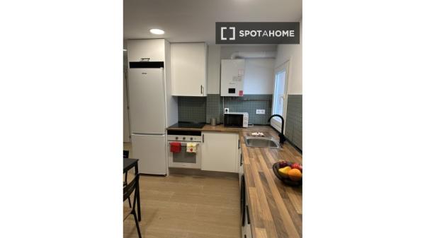 Habitación en piso compartido de 4 habitaciones en alquiler en Aluche, Madrid