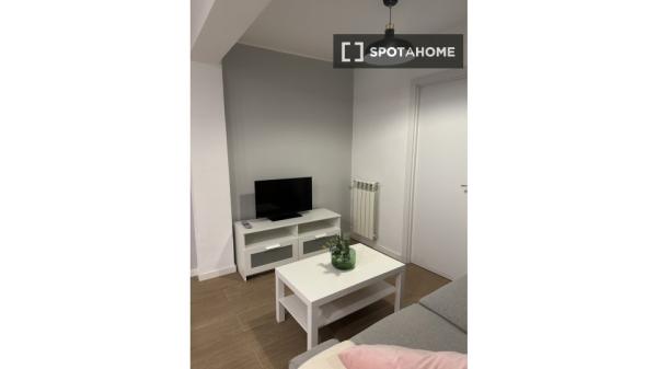 Habitación en piso compartido de 4 habitaciones en alquiler en Aluche, Madrid