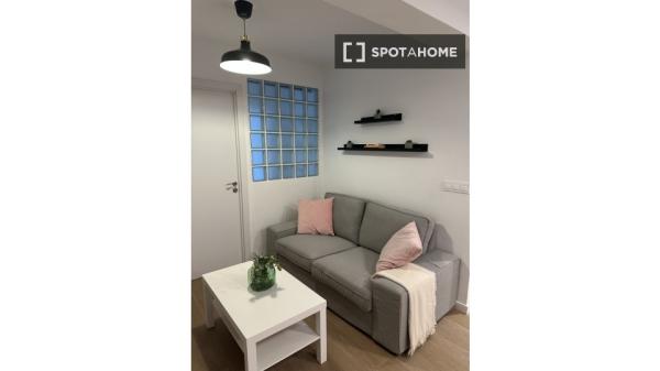 Habitación en piso compartido de 4 habitaciones en alquiler en Aluche, Madrid