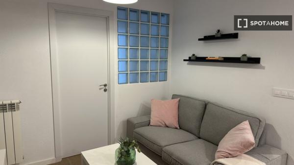 Habitación en piso compartido de 4 habitaciones en alquiler en Aluche, Madrid
