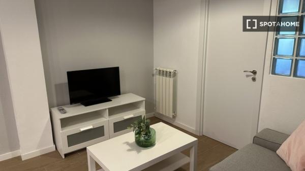 Habitación en piso compartido de 4 habitaciones en alquiler en Aluche, Madrid