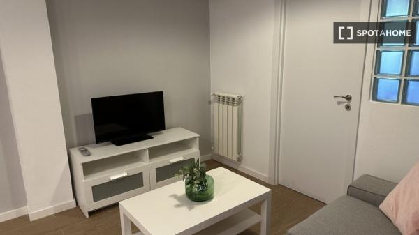 Habitación en piso compartido de 4 habitaciones en alquiler en Aluche, Madrid