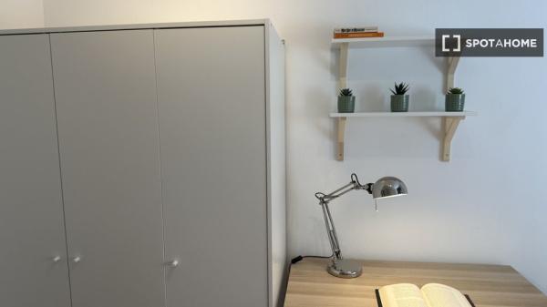 Habitación en piso compartido de 4 habitaciones en alquiler en Aluche, Madrid